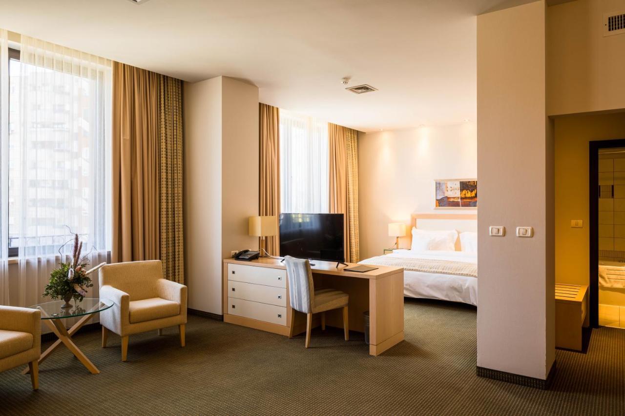 Hotel Rogge レシツァ エクステリア 写真