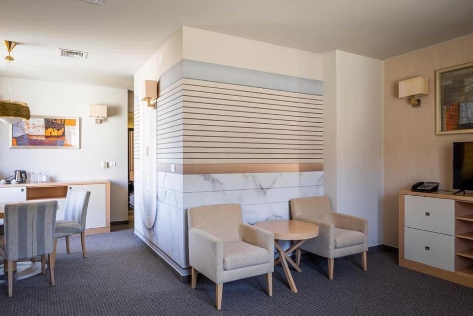 Hotel Rogge レシツァ エクステリア 写真