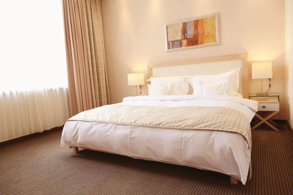Hotel Rogge レシツァ エクステリア 写真